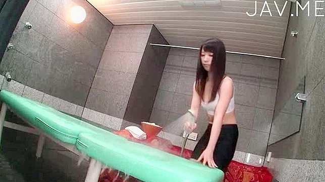 Impressive cock sucking sensations does she gives during massage