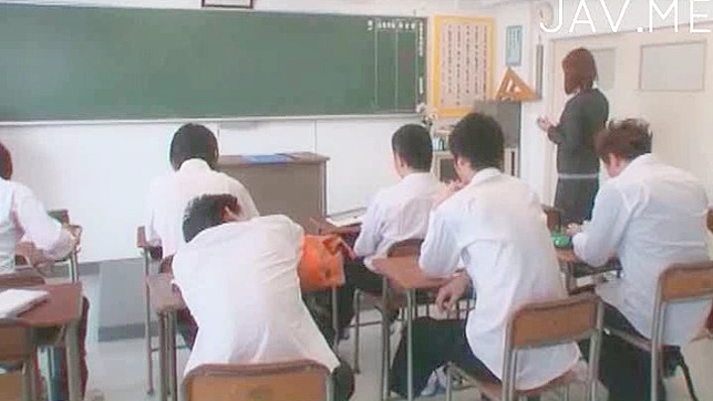 魅惑的な日本人教師が教え子に手コキをする