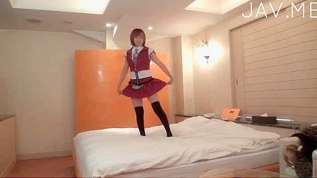 孤独でホットな日本のティーンがベッドの上で踊っている。