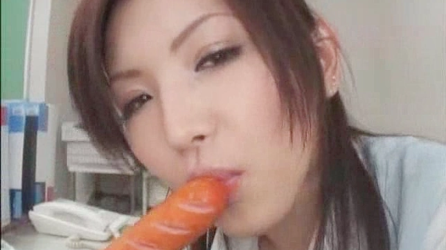 チンコをしゃぶって、魅力的な日本人女性を歓喜で満たす