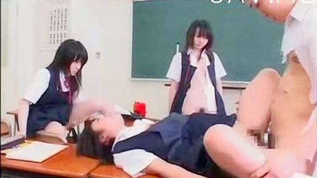ムラムラした日本人の美女とスタッドと、教室で熱い乱交パーティーをする。