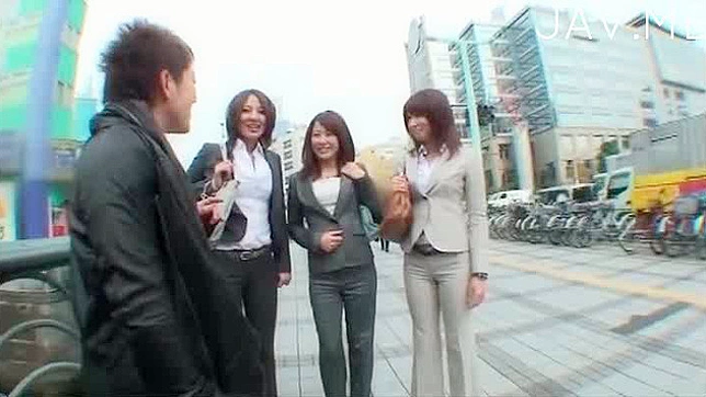 3人の日本人女性がチームを組み、スタッドのチンコに挑む