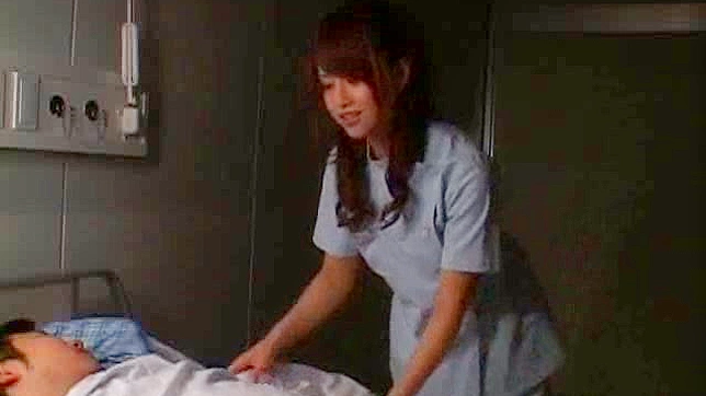輝かしい日本人看護師が患者にフェラチオをしている。