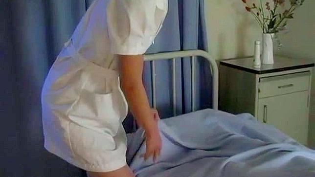 幸せそうな日本人看護師が患者にフェラチオをしている。