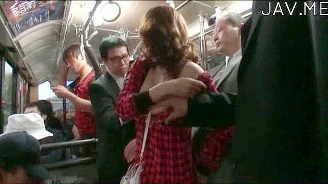 おっとりとした日本人の恋人に淫らな公共バスのセックス
