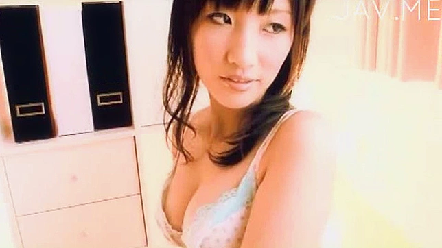 アジア人の魅力的なソロ・ティーンが、室内でマンコをオナニーしている。