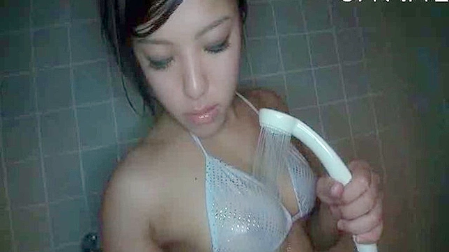 魅力的でセクシーな日本の天使が一人でシャワーを浴びている。