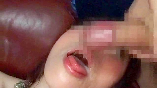 男が乳房を激しく犯し、彼女の口をザーメンで満たす