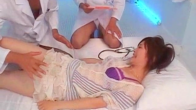 二人の医師が可愛い患者の女の子の穴を舐める