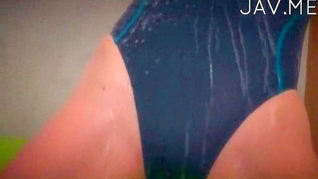 Guy masturbates the wet pussy of a girl in a swimsuit