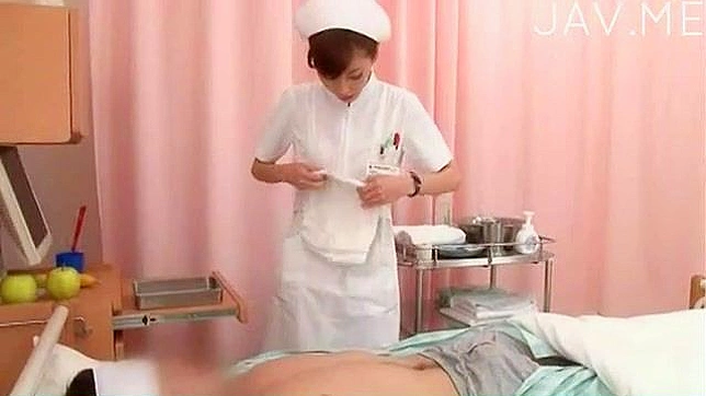 看護師が患者の回復を助け、彼のペニスを自慰する