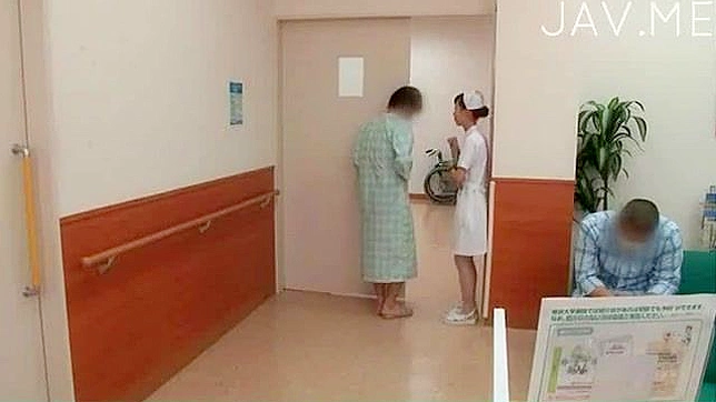 心配した看護師がパンティを脱ぎ、患者のペニスをしゃぶった。