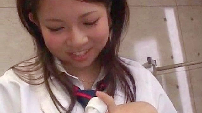 生徒がクラスメートを犯し、彼女のアソコに精液を出した