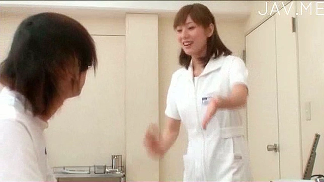日本人の素人美女がチンコをしゃぶり、男の子のチンコからザーメンを発射する。