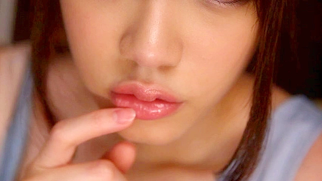 ジューシーな唇を持つハンサムな日本人女性が69ポーズをとっている。