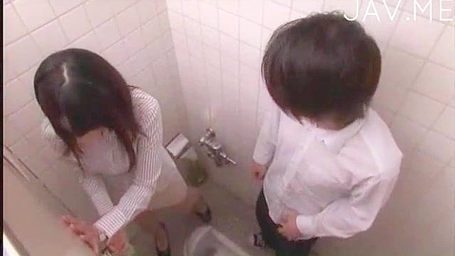 淫らなアジア系OLがトイレでハードコアに喘ぐ