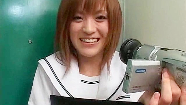 可愛い日本人女子校生が、ワイルドな快楽のために自分のアソコを捧げる