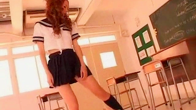 魅力的なアジアの女子校生がエッチな足コキをする