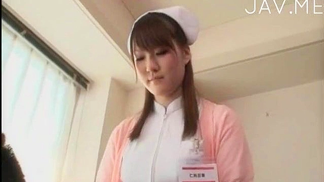 控えめな日本人看護師が官能的なマッサージで癒す