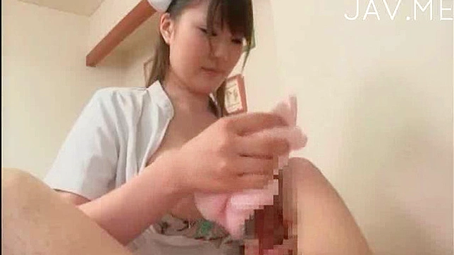 セクシーなアジア人看護師が官能的なマッサージでムラムラした男をもてなす