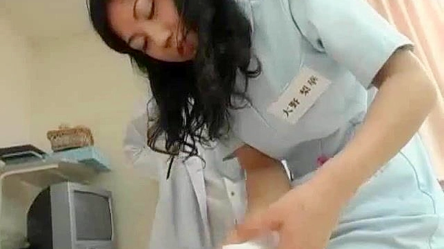 控えめな日本人看護師が熱いおっぱいで性的な癒しを提供する