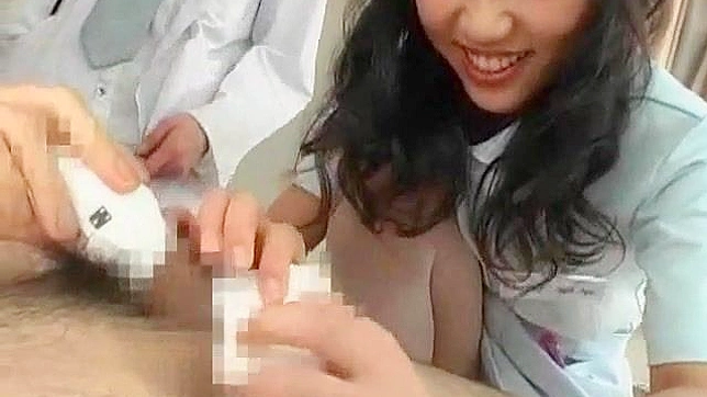 控えめな日本人看護師が熱いおっぱいで性的な癒しを提供する