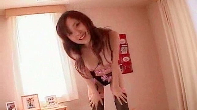 アソコを剃られたブタ尾の日本人少女が本物のセックスをしている