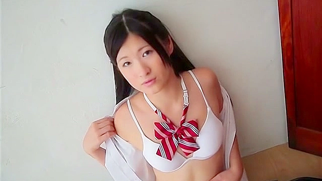 魅力的な日本人女性が大きなお尻を披露している。