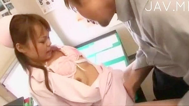 日本人看護師がそのセクシーな肉体を公開