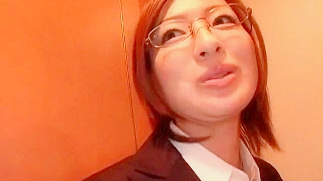 セクシーな素人の日本人女性が室内で大きなペニスをしゃぶっている。