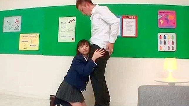 アジアの女子校生が教室内でワイルドなフェラチオをする