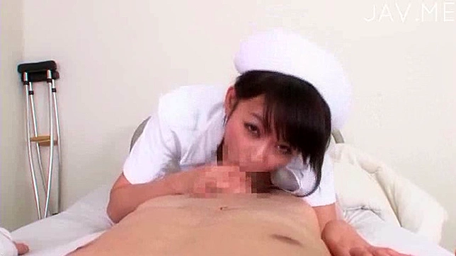 白いユニフォームを着た大胆な日本人看護師が深く叩かれる