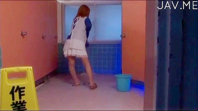 赤毛の日本人清掃員がトイレでフェラチオをしている。