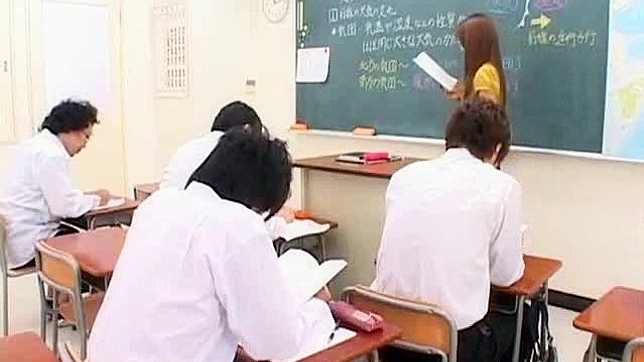 セクシーなアジア人女教師が教え子にフェラチオをしている。