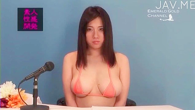 巨乳の日本人女性が毛深いアソコを玩具で満足させる