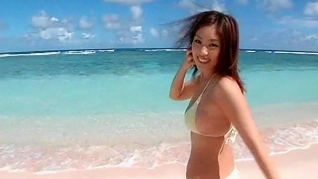 艶やかなアジア人女性の熱いおっぱいをビーチで見せつける