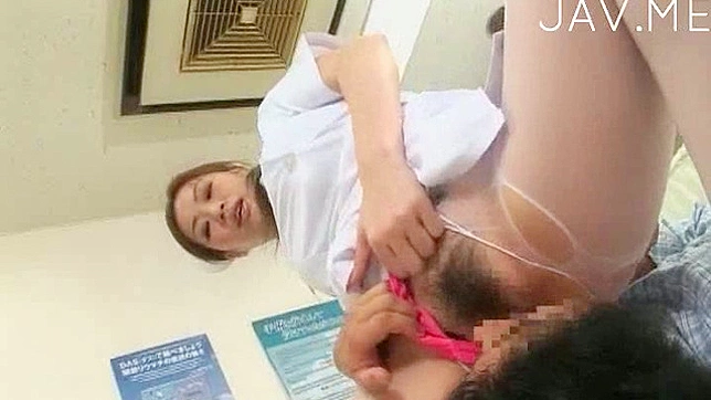 淫らなアジア人看護師が、濡れて締まったタンを分かち合う