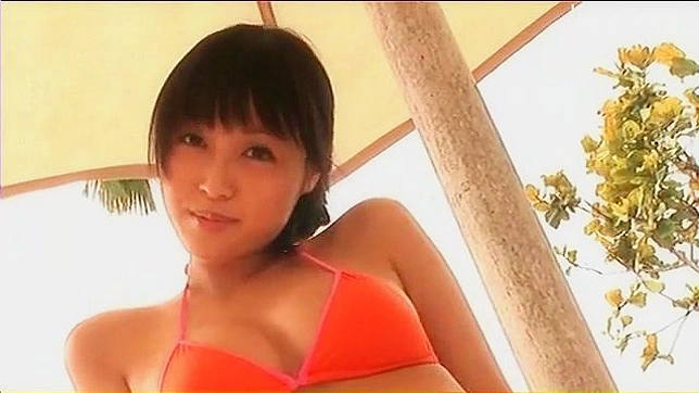 セクシーなアップスカートの日本人女性が、淫らな快楽を求める