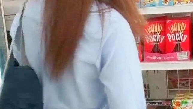 アジア系美少女がスーパーマーケットで淫らな姦淫を受ける