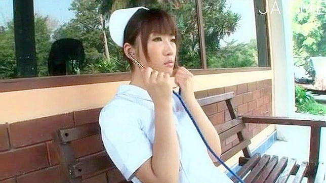 アジア人看護婦の可愛い顔中に暖かいジジーをぶちまける。