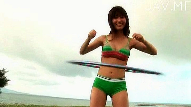 スウィートなアジア系美女がビーチでホットなボディを披露する