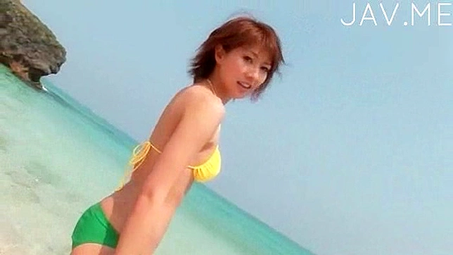 魅惑的な日本人女性とビーチで楽しいひとときを過ごす