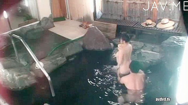 日本人の美女が入浴中に刺激的なセックスを楽しむ