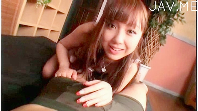 美人で赤毛の日本人女性が、彼女のボーイフレンドに手コキをしている。