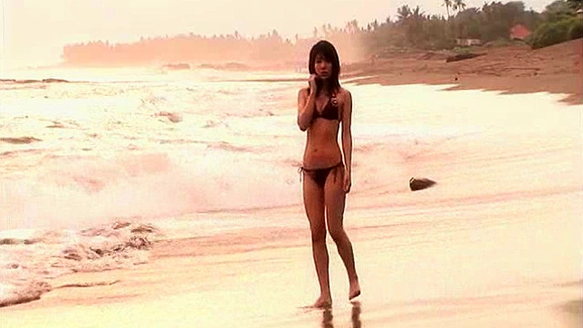セクシーなビキニ姿の日本人女性とビーチでまばゆい輝きを放つ
