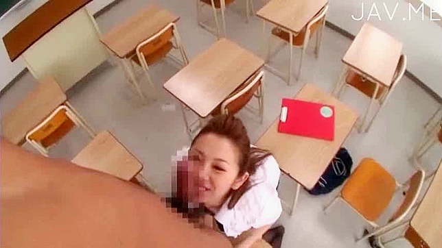 ストッキング姿のセクシーな日本人教師がフェラチオをしている。