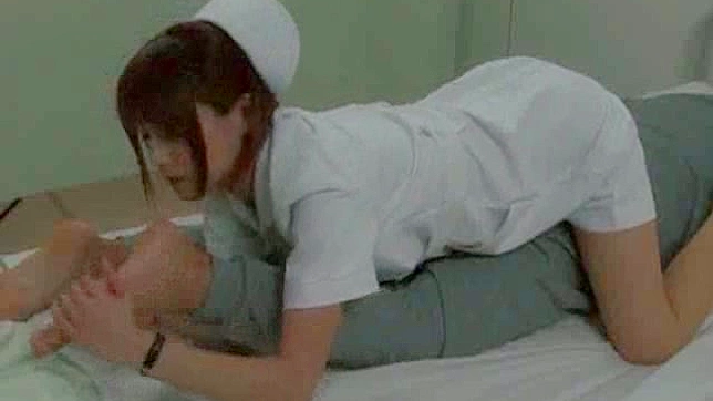 アジアの看護師が病院で患者にマッサージをしている。