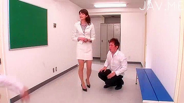 エレガントでセクシーな日本人教師が学校でフェラチオをしている。
