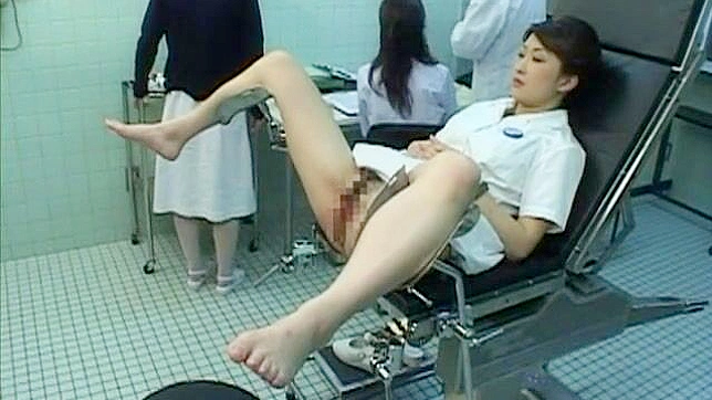 日本人の熟女看護婦が医者にファックされたビデオ5
