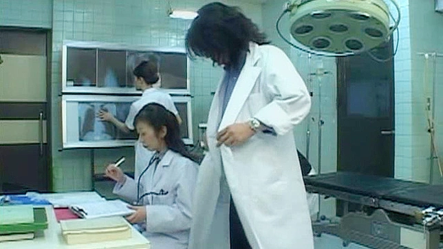 日本人の熟女ナースが医者に犯されたビデオ6